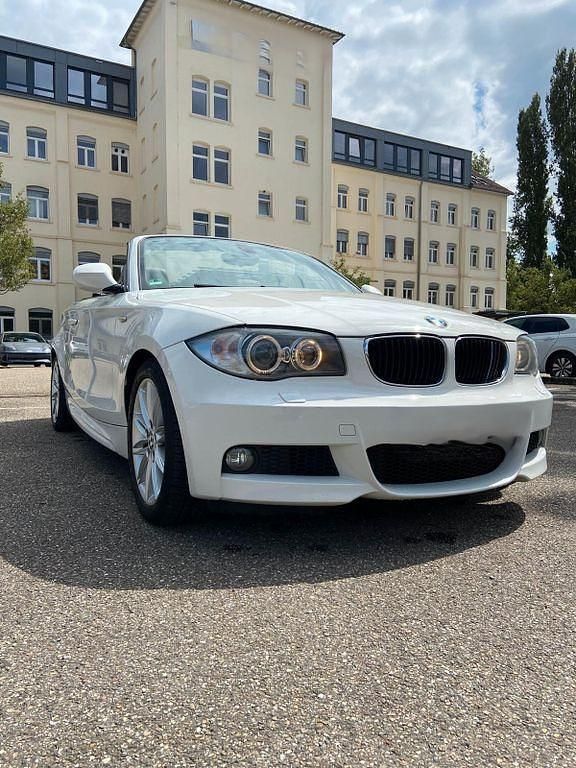 Weiß Gebraucht 2011 BMW 118 Cabriolet Performance Cabrio | 9.150 € (Fairer Preis) - Bild 1/4