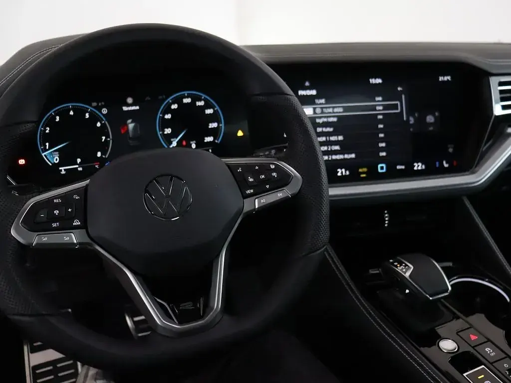 Gebraucht VW Touareg Style 340 PS (250 kW) 2025 Oyster silver metallic SUV