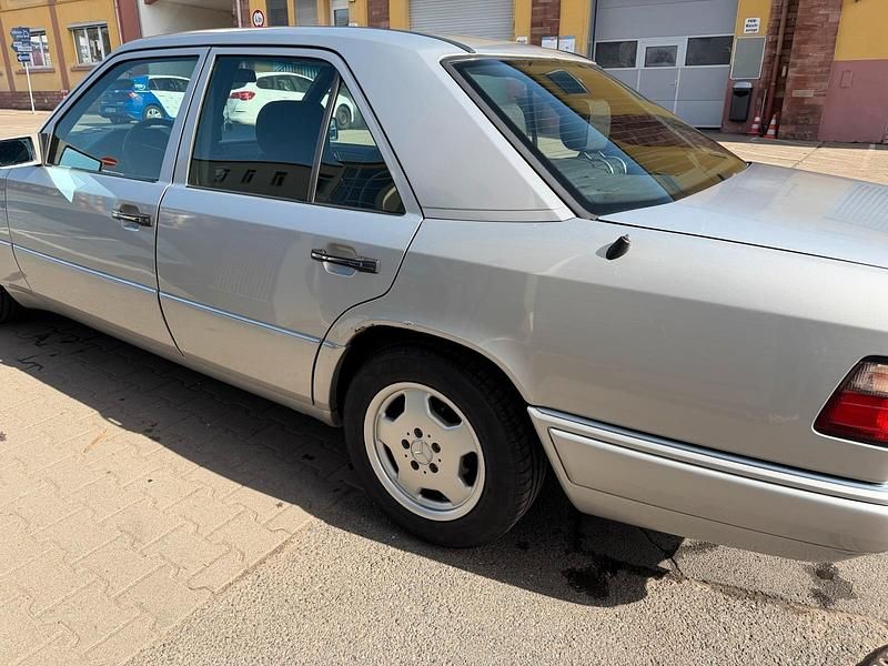 Gebraucht Mercedes E220 150 PS (110 kW) 1994 Silber Limousine