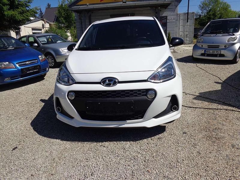 Weiß Gebraucht 2018 Hyundai i10 Passion Kleinwagen | 8.800 € (Fairer Preis) - Bild 1/4