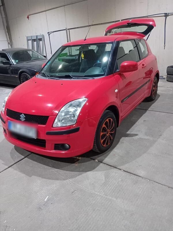 Rot Gebraucht 2005 Suzuki Swift Kleinwagen | 2.200 € (Fairer Preis) - Bild 1/3