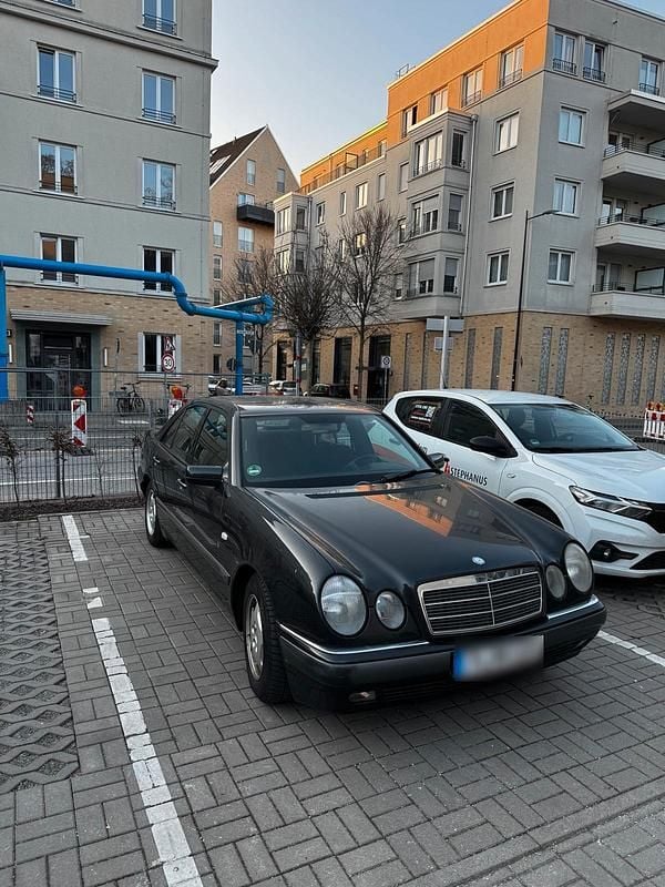 Gebraucht Mercedes E230 140 PS (102 kW) 1995 Schwarz Limousine