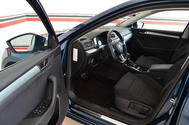 Gebraucht Skoda Superb Ambition 190 PS (139 kW) 2019 Modra lava/lava blau Kombi