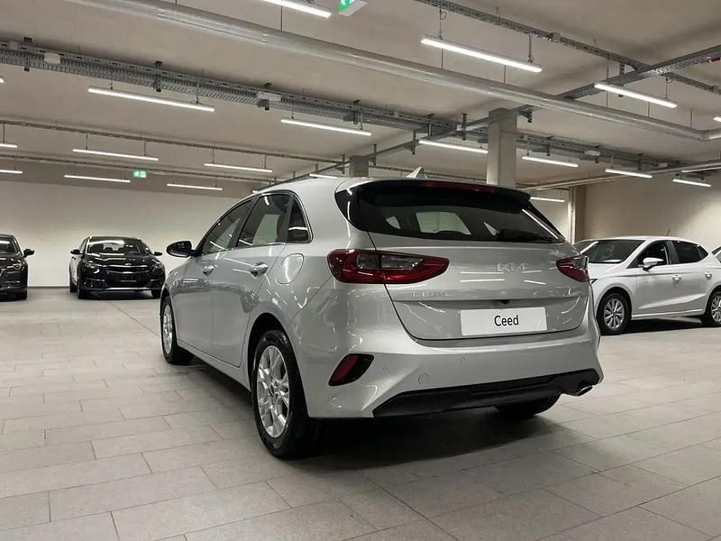 Neu Kia Ceed Vision 103 PS (75 kW) 2025 Silber Kleinwagen