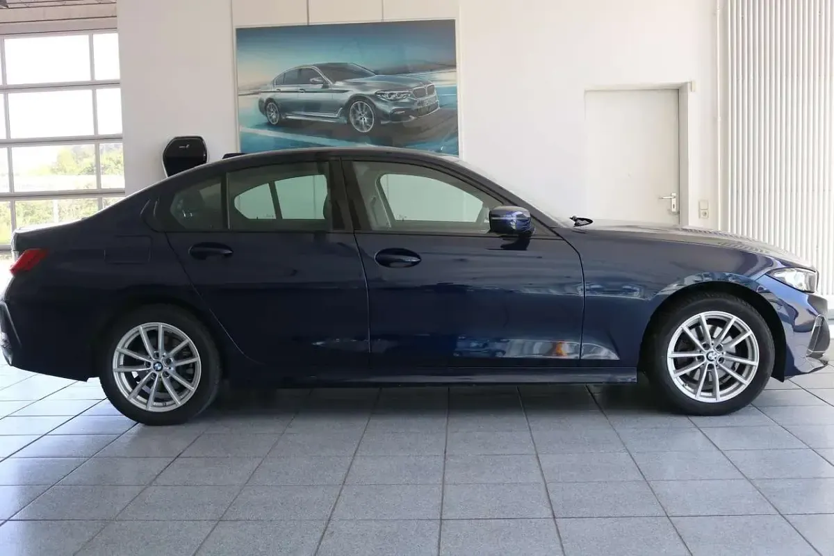 Gebraucht BMW 320 Sport Line 190 PS (139 kW) 2024 Tansanitblau ii metallic (metallic) Limousine