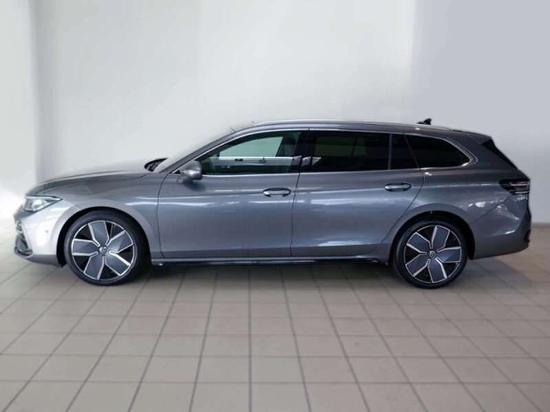 Gebraucht VW Passat R-line 150 PS (110 kW) 2024 Grau Kombi