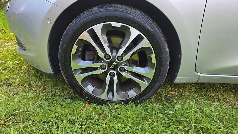 Gebraucht Kia Ceed Spirit 135 PS (99 kW) 2014 Silber Kleinwagen