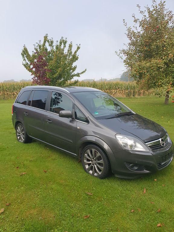 Grau Gebraucht 2011 Opel Zafira Sport Van / Kleinbus | 3.600 € (Etwas zu teuer) - Bild 1/4