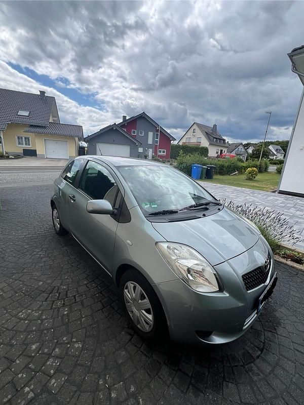 Silber Gebraucht 2008 Toyota Yaris Kleinwagen | 2.900 € (Fairer Preis) - Bild 1/4