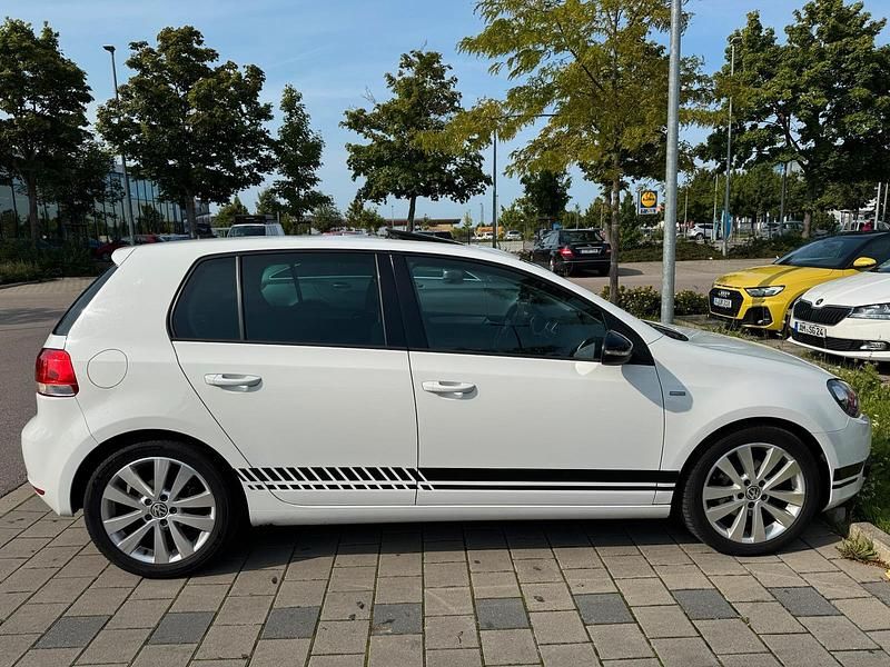 Gebraucht VW Golf VI 105 PS (77 kW) 2012 Weiß Kleinwagen