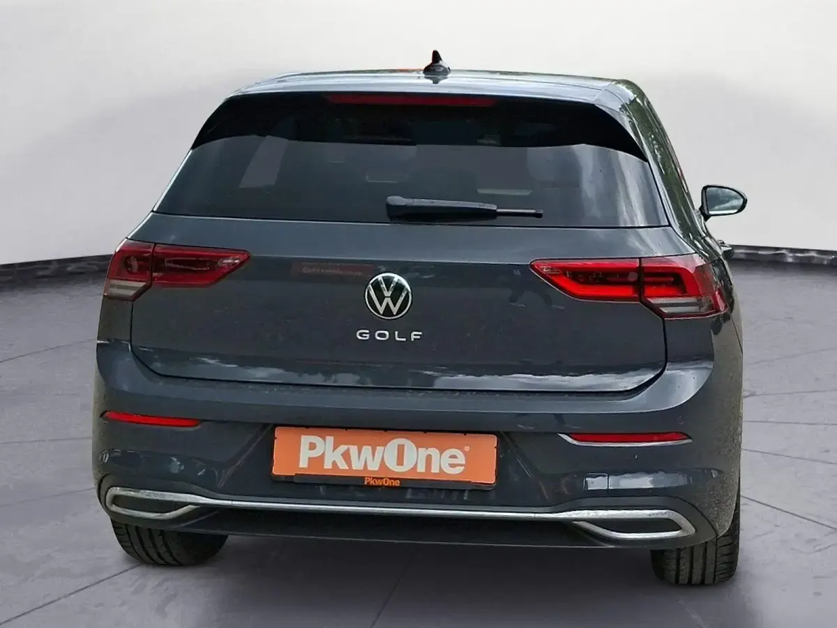 Gebraucht VW Golf VIII Style 131 PS (96 kW) 2024 Grau Limousine