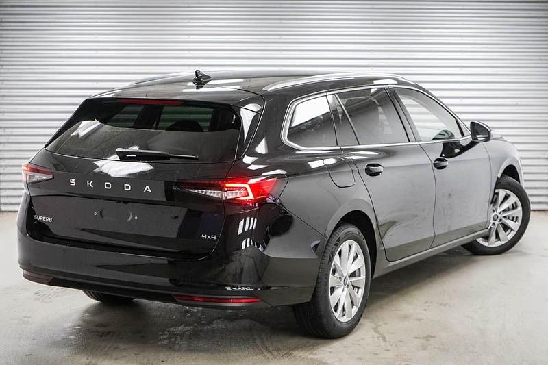 Neu Skoda Superb Selection 193 PS (141 kW) 2025 Ebony black Kombi