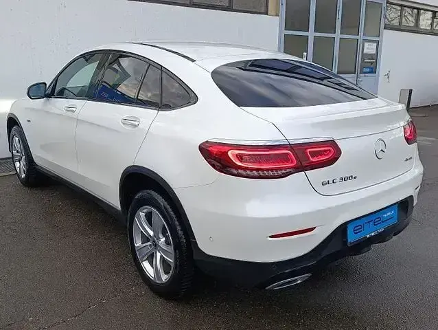 Gebraucht Mercedes GLC300e 320 PS (235 kW) 2020 Weiß Coupé