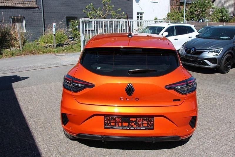 Usata Renault Clio V Evolution 143 CV (105 kW) 2025 Arancione Berlina