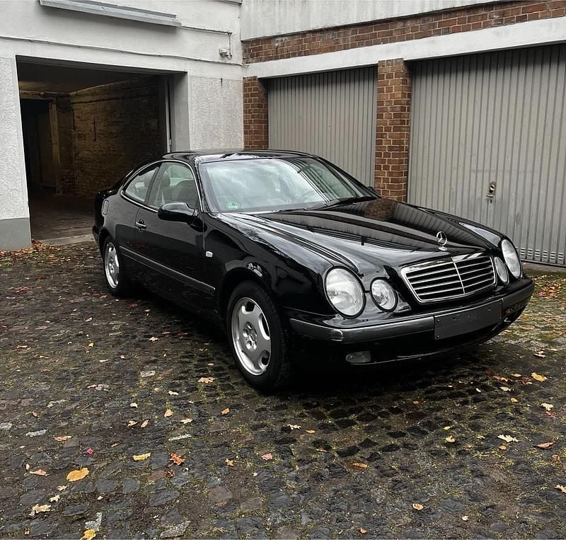 Schwarz Gebraucht 1998 Mercedes CLK230 Elegance Coupé | 8.000 € - Bild 1/4