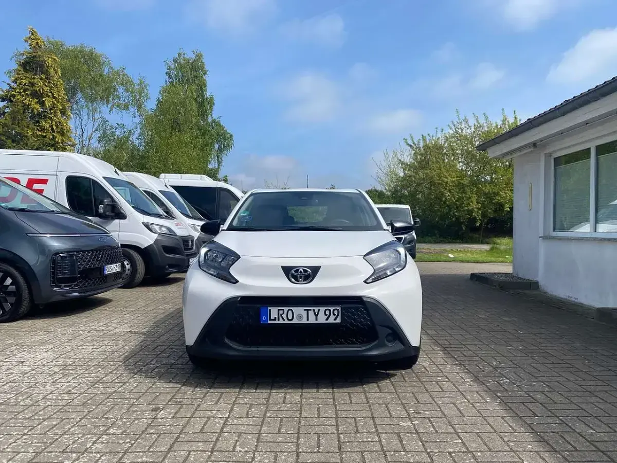 Gebraucht Toyota Aygo Play 72 PS (52 kW) 2022 Super white 2 Kleinwagen