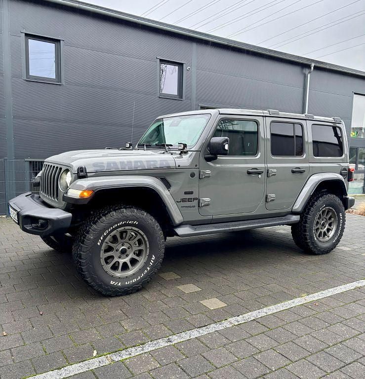 Grau Gebraucht 2021 Jeep Wrangler Unlimited Sahara SUV | 49.900 € (Etwas zu teuer) - Bild 1/4