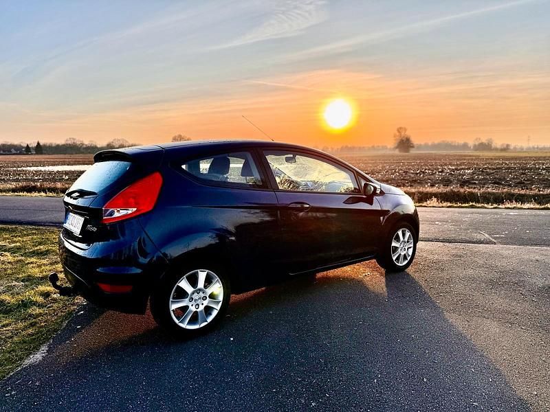 Gebraucht Ford Fiesta 60 PS (44 kW) 2011 Blau Kleinwagen
