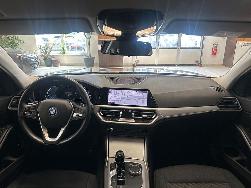 Gebraucht BMW 320e Advantage 163 PS (119 kW) 2022 Grau Limousine