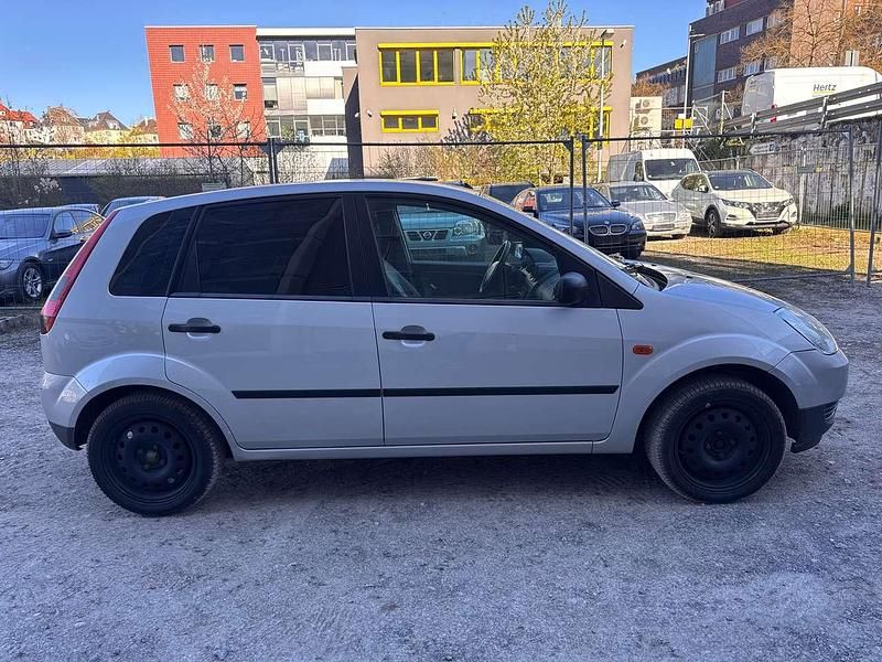 Gebraucht Ford Fiesta Ambiente 60 PS (44 kW) 2002 Polarsilber metallic Kleinwagen