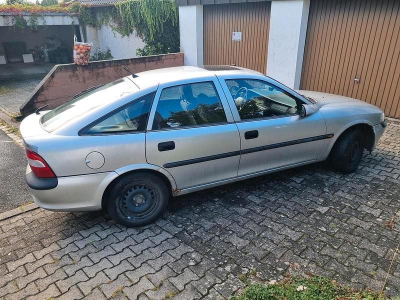 Silber Gebraucht 1996 Opel Vectra Limousine | 590 € (Superpreis) - Bild 1/4