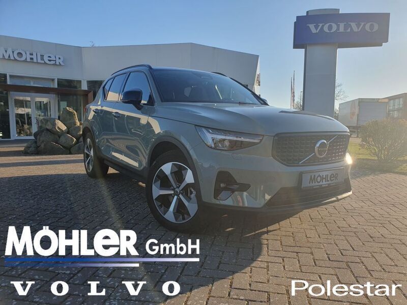 Grün Gebraucht 2023 Volvo XC40 Plus SUV | 41.790 € (Teuer) - Bild 1/4