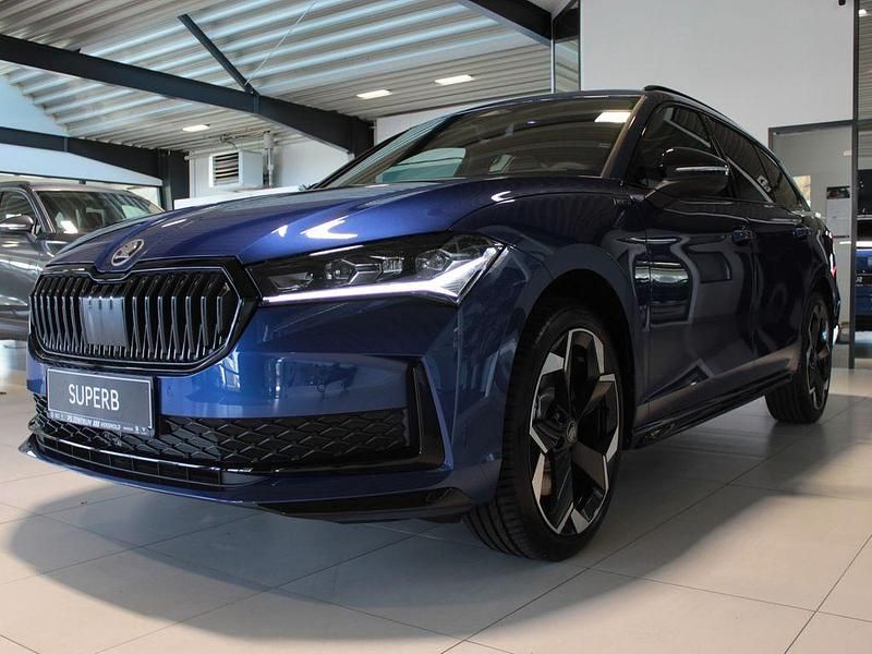 Neu Skoda Superb SportLine 193 PS (141 kW) 2025 Blau Kombi