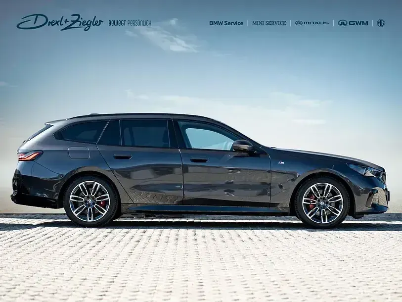 Gebraucht BMW 520 M Sport 197 PS (144 kW) 2025 Sophistograu brillanteffekt metallic Kombi
