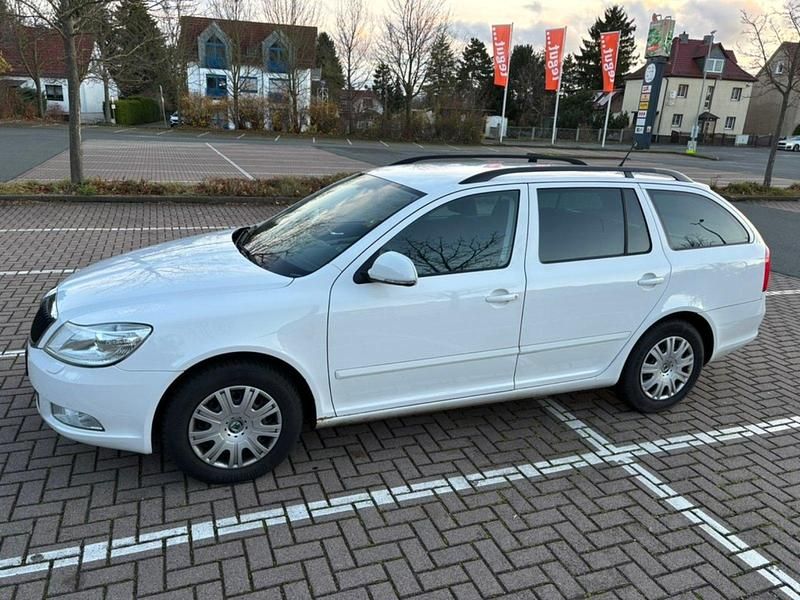 Weiß Gebraucht 2012 Skoda Octavia Kombi | 3.500 € (Superpreis) - Bild 1/4