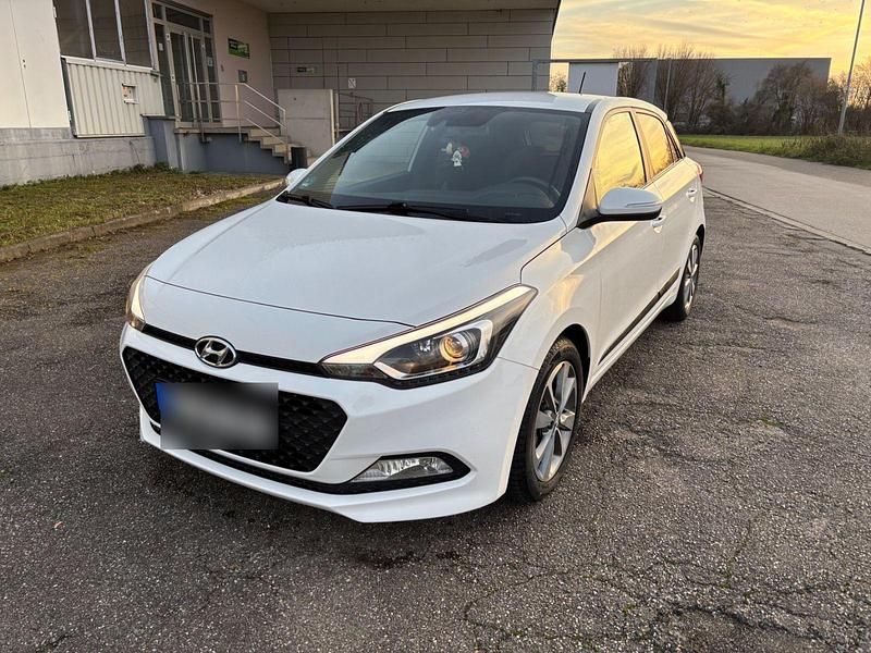 Weiß Gebraucht 2017 Hyundai i20 Style Kleinwagen | 9.700 € (Guter Preis) - Bild 1/4