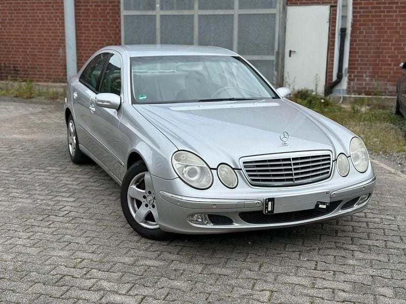 Silber Gebraucht 2003 Mercedes E200 Limousine | 1.499 € (Superpreis) - Bild 1/4