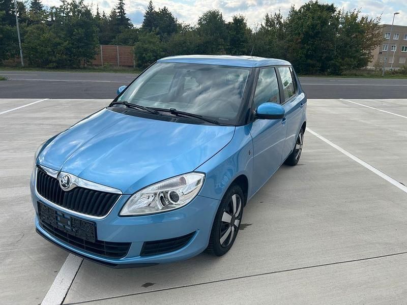 Blau Gebraucht 2014 Skoda Fabia Ambition Limousine | 5.500 € (Guter Preis) - Bild 1/4