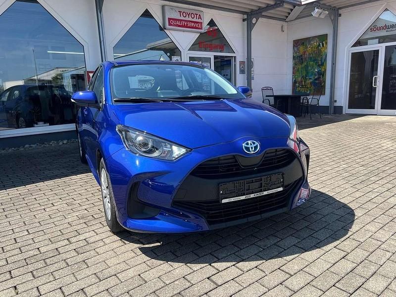 Dark blue m m Gebraucht 2023 Toyota Yaris Hybrid Business Edition Kleinwagen | 19.990 € (Fairer Preis) - Bild 1/4