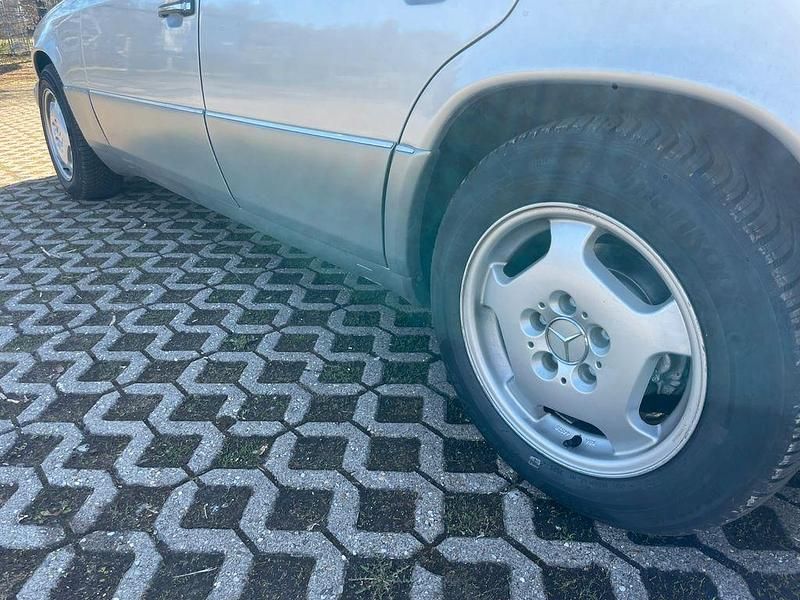 Gebraucht Mercedes E250 113 PS (83 kW) 1994 Silber Limousine