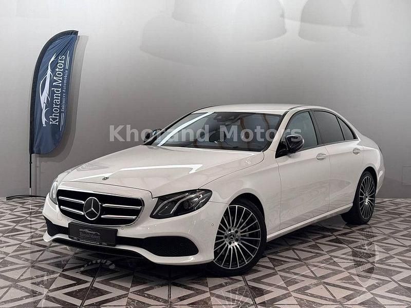 Polarweiss Gebraucht 2017 Mercedes E220 Night Limousine | 28.390 € (Fairer Preis) - Bild 1/4