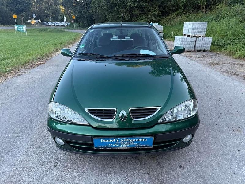 Grün Gebraucht 1999 Renault Mégane Limousine | 2.600 € (Etwas zu teuer) - Bild 1/4