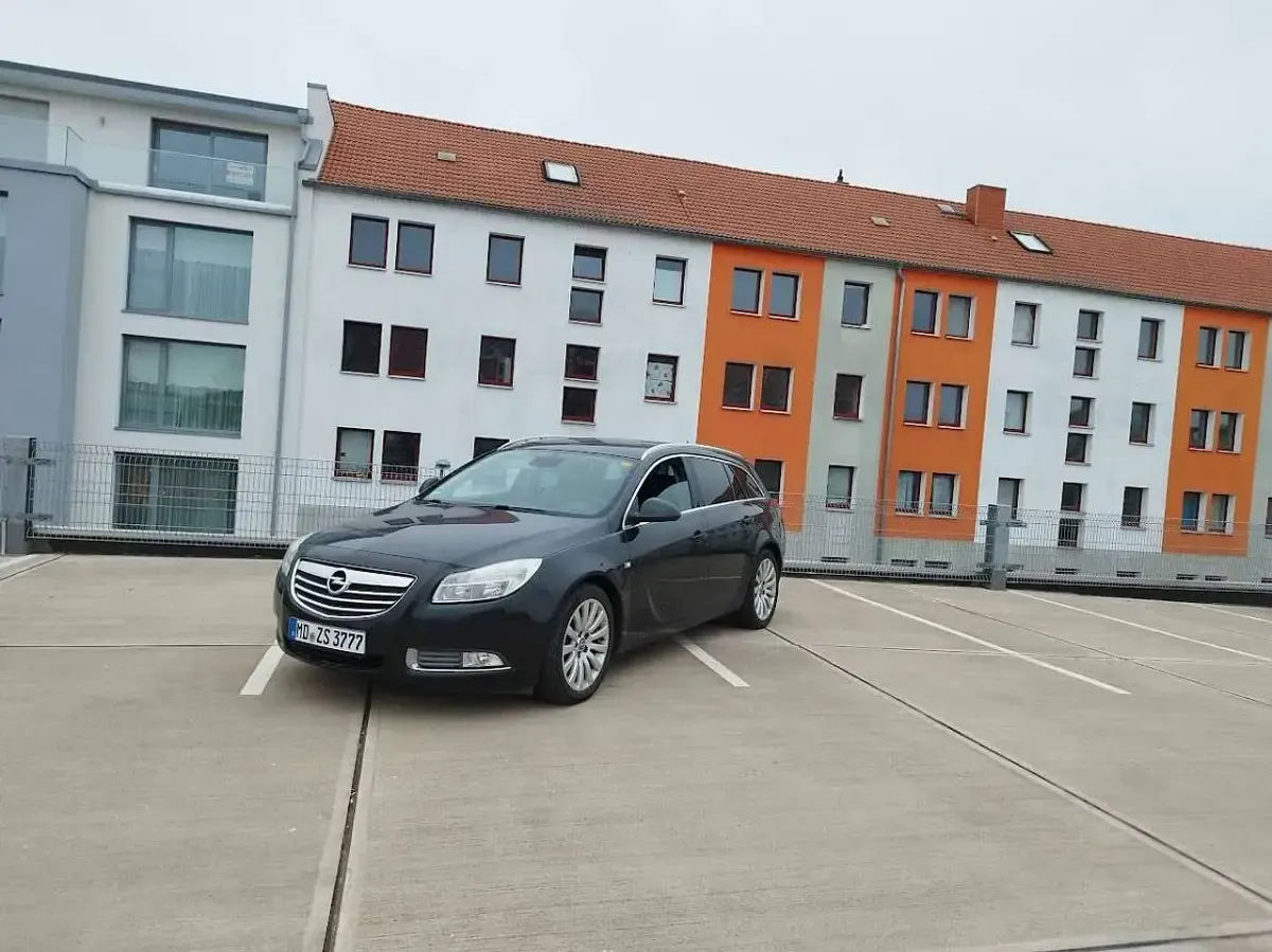 Gebraucht Opel Insignia Sport 131 PS (96 kW) 2011 Schwarz Kombi