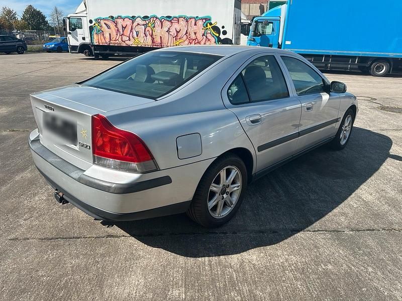 Second-hand Volvo S60 140 CP (102 kW) 2002 Argintiu Berlinǎ