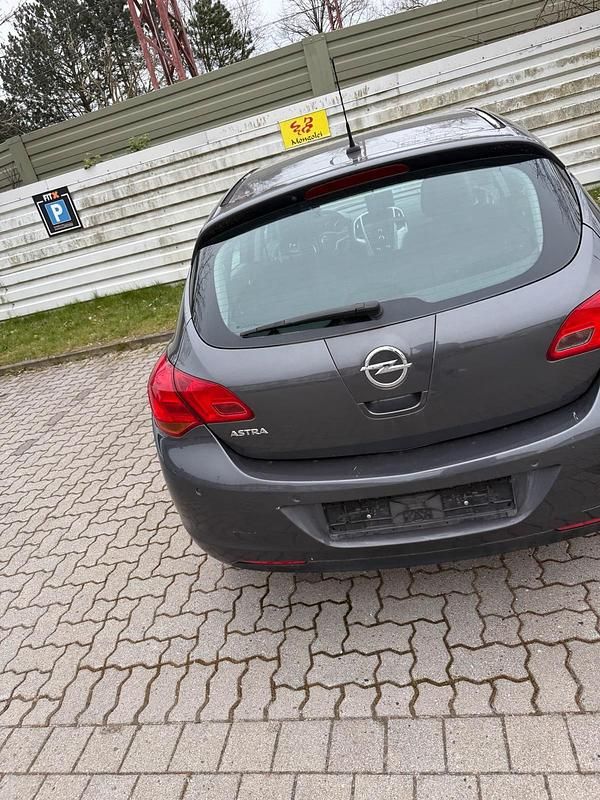 Gebraucht Opel Astra 115 PS (84 kW) 2010 Grau Limousine