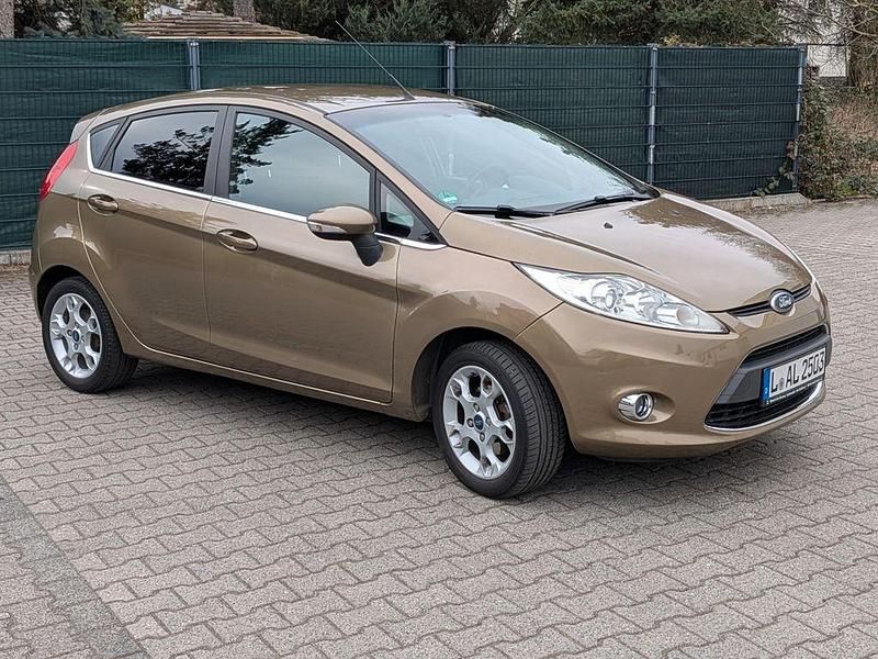 Gebraucht Ford Fiesta Titanium 82 PS (60 kW) 2011 Braun Kleinwagen