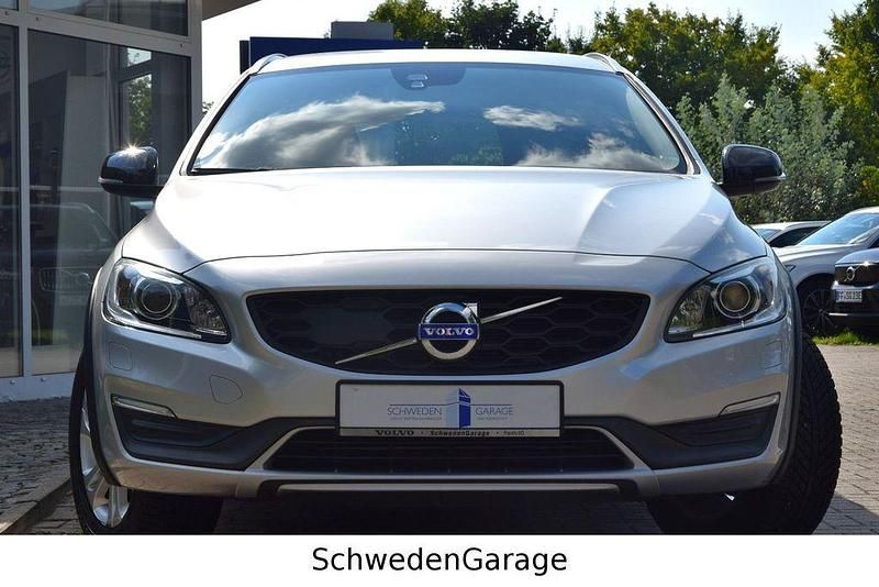 Silber Gebraucht 2015 Volvo V60 CC Momentum Kombi | 14.200 € - Bild 1/4