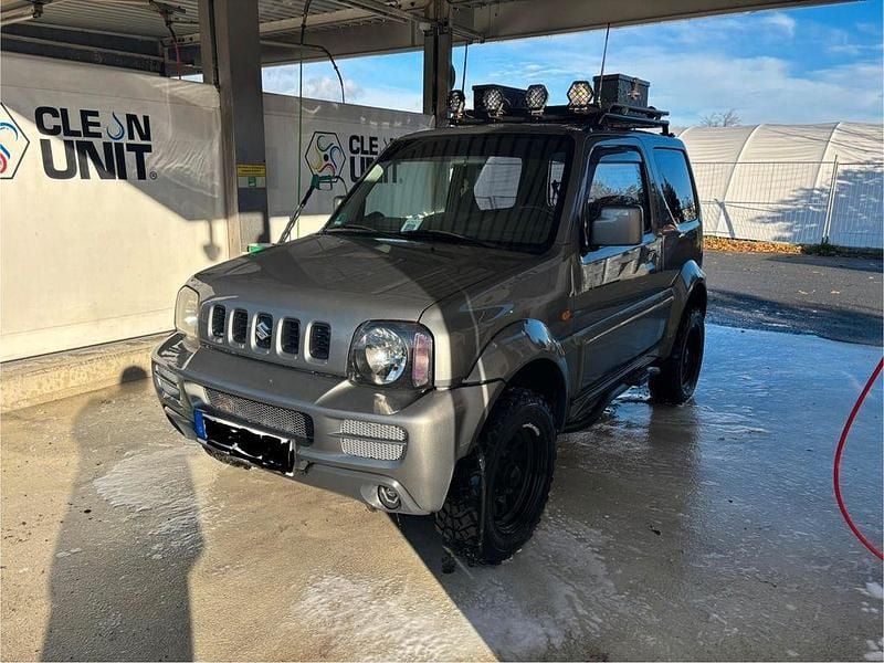 Grau Gebraucht 2006 Suzuki Jimny Snow SUV | 6.500 € (Superpreis) - Bild 1/4