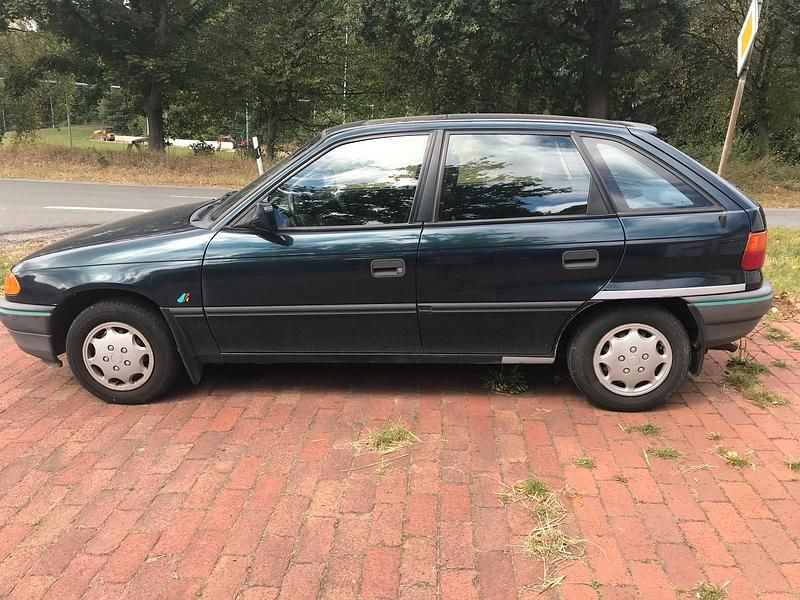 Blau Gebraucht 1994 Opel Astra Limousine | 850 € - Bild 1/4