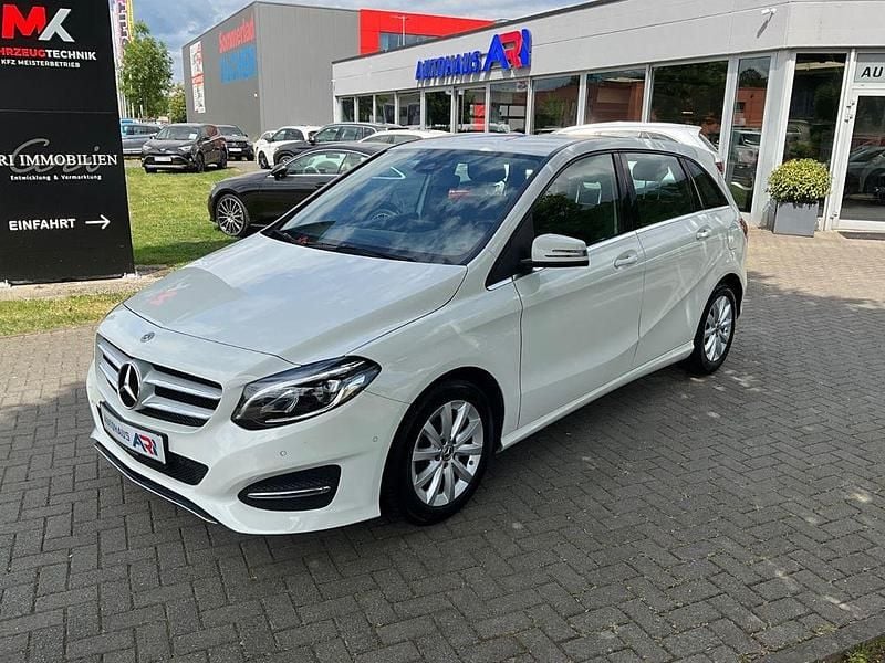 Weiß Gebraucht 2018 Mercedes 180 Limousine | 11.450 € (Superpreis) - Bild 1/4