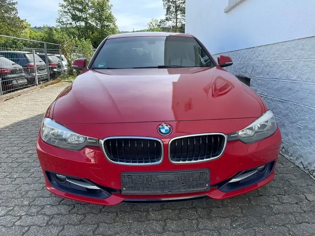 Gebraucht BMW 325 Sport Line 218 PS (160 kW) 2014 Melbournerot Kombi