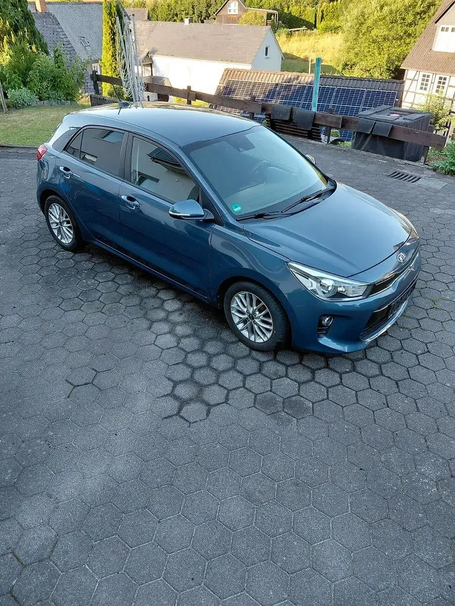 Gebraucht Kia Rio DREAM-TEAM Edition 99 PS (72 kW) 2017 Blau Limousine