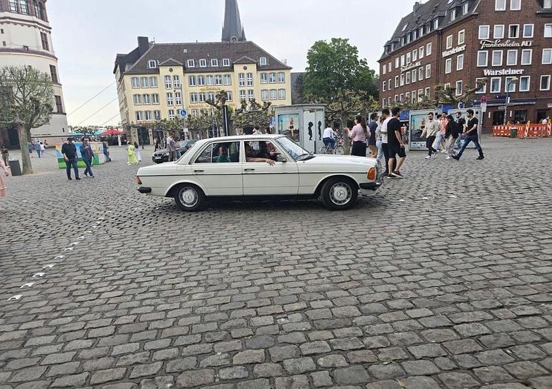 Weiß Gebraucht 1978 Mercedes 200 Limousine | 12.500 € - Bild 1/4
