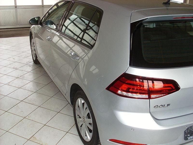 Gebraucht VW Golf VII Comfortline 131 PS (96 kW) 2018 Silber Limousine