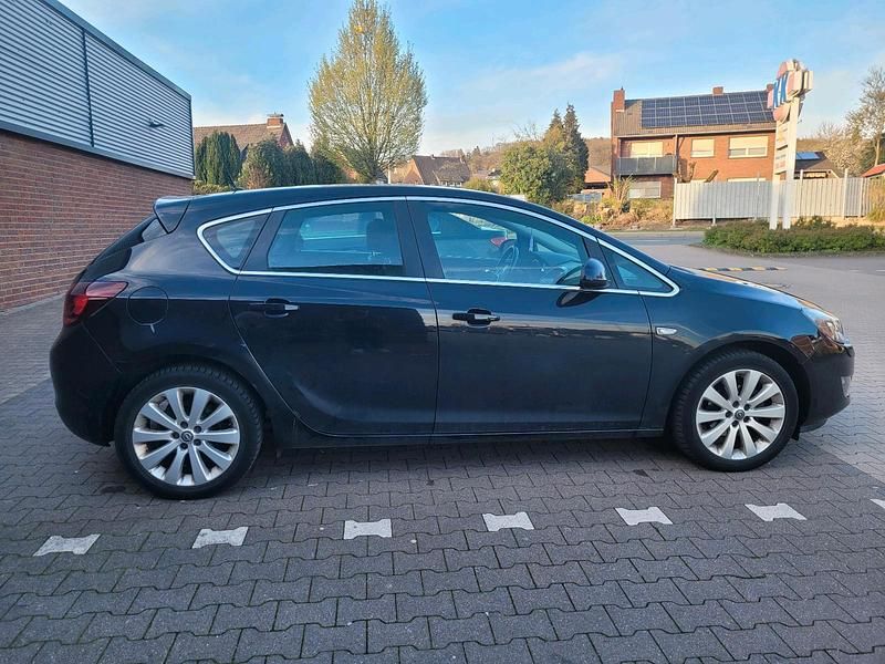 Gebraucht Opel Astra 140 PS (102 kW) 2010 Schwarz Limousine