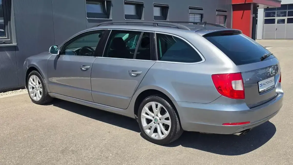 Gebraucht Skoda Superb Exclusive 140 PS (102 kW) 2013 Grau Kombi